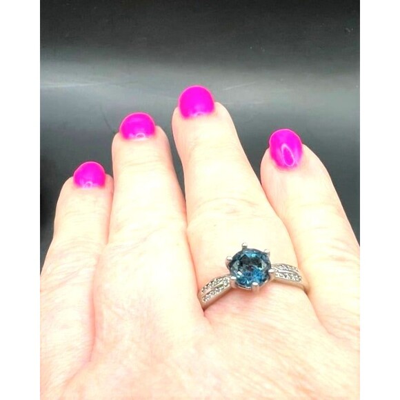 Beautiful Blue Topaz Ring set in 925 - Adjustable - Picture 5 of 5
